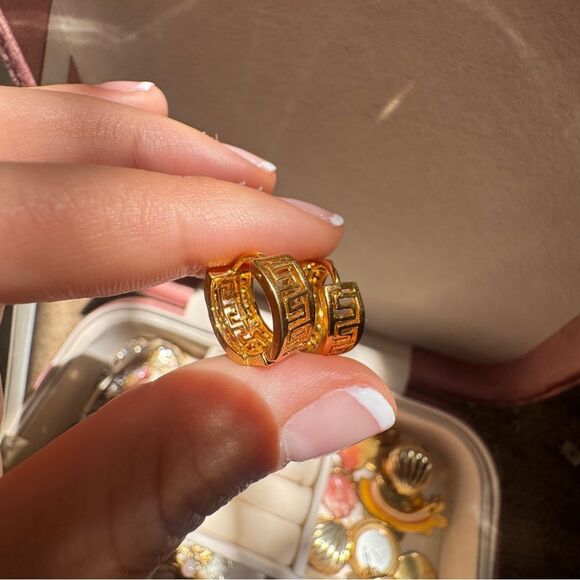 Elegant Gold Huggie Earrings - Picture 5 of 6